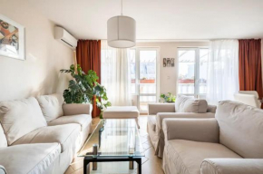 2BDR Duplex Apartment with Parking